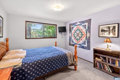 Enjoy comfortable living in this beautifully maintained - photo 30