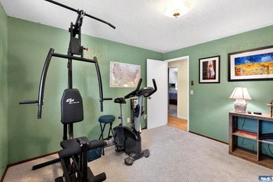 Enjoy comfortable living in this beautifully maintained - photo 32