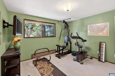 Enjoy comfortable living in this beautifully maintained - photo 33