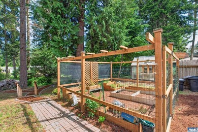 Enjoy comfortable living in this beautifully maintained - photo 35
