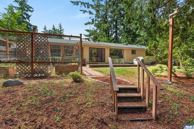 Enjoy comfortable living in this beautifully maintained - photo 38