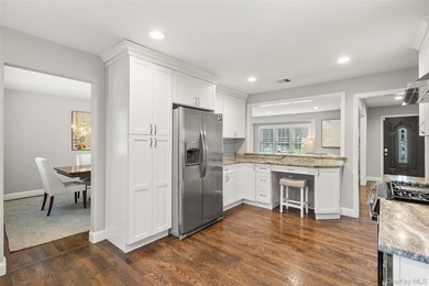 Set on a beautifully landscaped property with wonderful curb - photo 6