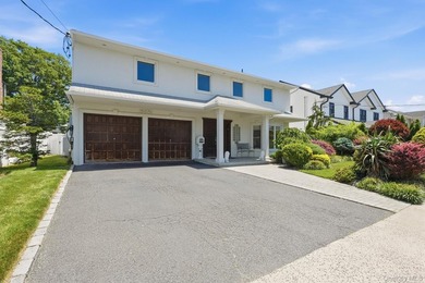 Experience refined living in this stunning and spacious - photo 2