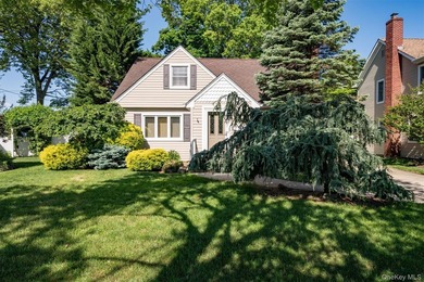 Welcome to Briarcliff! This charming Cape offers 3 Bedrooms, 2 - photo 2