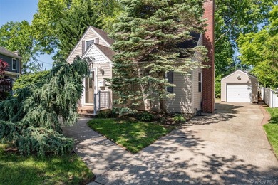 Welcome to Briarcliff! This charming Cape offers 3 Bedrooms, 2 - photo 3