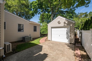 Welcome to Briarcliff! This charming Cape offers 3 Bedrooms, 2 - photo 4