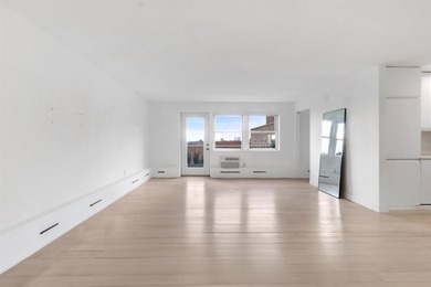 Prestigious Boulevard East top floor unit with breathtaking NYC - photo 17
