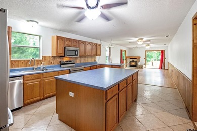 Welcome to this remarkable 3-bedroom, 2-bath home offering - photo 8