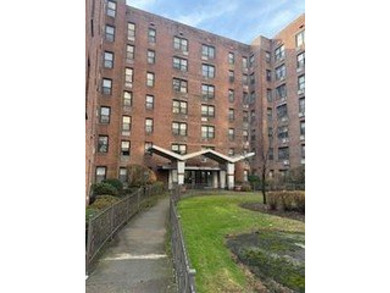 Spacious one bedroom Coop with lots of windows allowing lots of - photo 1