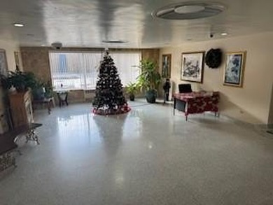 Spacious one bedroom Coop with lots of windows allowing lots of - photo 2