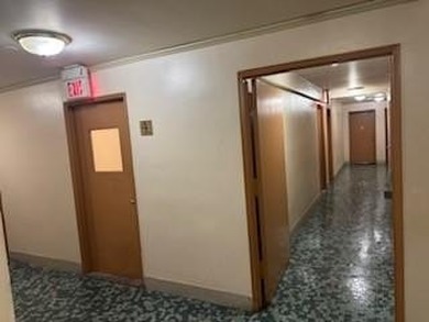 Spacious one bedroom Coop with lots of windows allowing lots of - photo 3