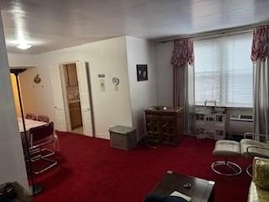 Spacious one bedroom Coop with lots of windows allowing lots of - photo 10