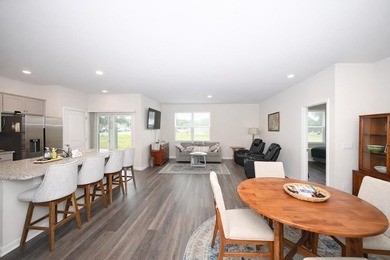 This beautifully maintained *LIKE BRAND NEW* three bedroom, two - photo 2