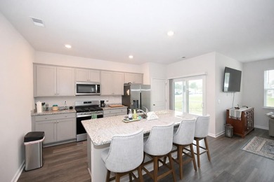 This beautifully maintained *LIKE BRAND NEW* three bedroom, two - photo 3