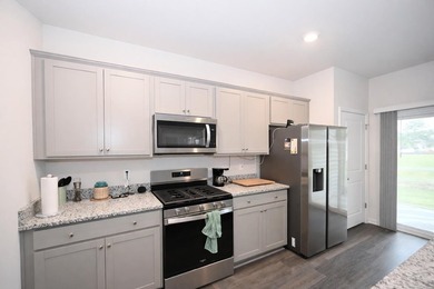 This beautifully maintained *LIKE BRAND NEW* three bedroom, two - photo 4