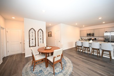 This beautifully maintained *LIKE BRAND NEW* three bedroom, two - photo 7