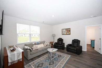 This beautifully maintained *LIKE BRAND NEW* three bedroom, two - photo 8
