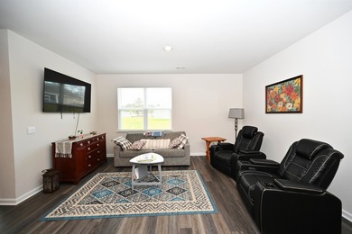 This beautifully maintained *LIKE BRAND NEW* three bedroom, two - photo 9