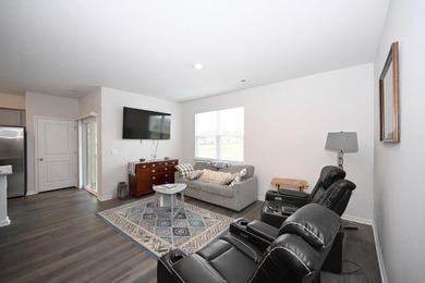 This beautifully maintained *LIKE BRAND NEW* three bedroom, two - photo 10
