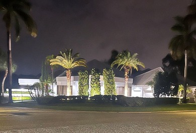 One-story home with 3 bedrooms + office on an OVERSIZED LOT in - photo 3