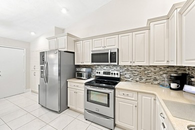 Welcome to this charming 2-bedroom, 2-bathroom villa located in - photo 21