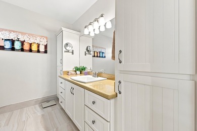 Welcome to this charming 2-bedroom, 2-bathroom villa located in - photo 30