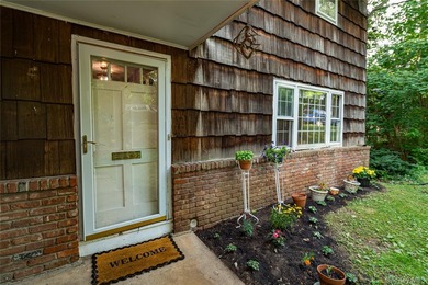 Opportunity to make this charming Halesite home your own. Tucked - photo 2