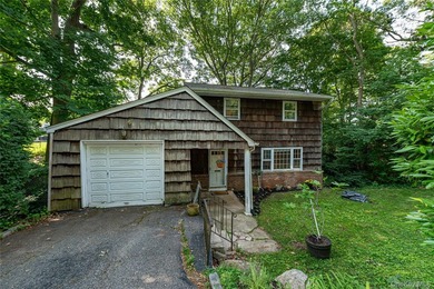 Opportunity to make this charming Halesite home your own. Tucked - photo 3