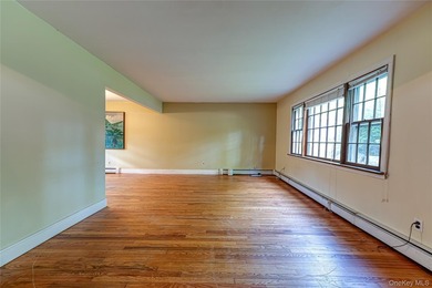 Opportunity to make this charming Halesite home your own. Tucked - photo 4
