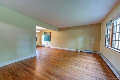 Opportunity to make this charming Halesite home your own. Tucked - photo 6