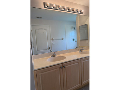 Excellent location with plenty of shops and restaurants nearby - photo 12