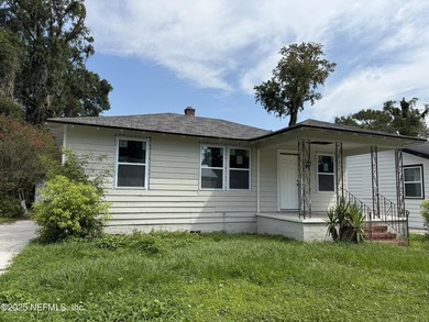 A charming fixer upper in Murray Hill! Come and make this lovely - photo 2