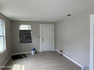 A charming fixer upper in Murray Hill! Come and make this lovely - photo 7
