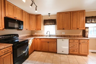 Welcome to this charming Cape Cod in the heart of Morrisonville! - photo 4