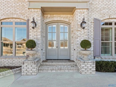 Timeless architecture with elegant wrought-iron balconies - photo 4