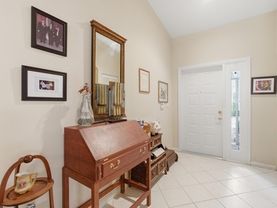 Beautiful lakefront villa with abundant natural light and a - photo 2
