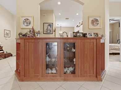 Beautiful lakefront villa with abundant natural light and a - photo 6