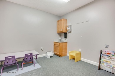 Medical office building located near Onslow Memorial Hospital - photo 42