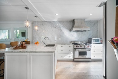 Live in the Heart of Mid-Beach! This 3BD/2BA residence offers - photo 11