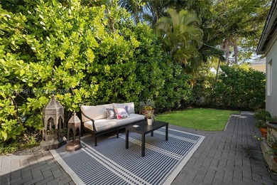 Live in the Heart of Mid-Beach! This 3BD/2BA residence offers - photo 15