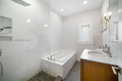 Live in the Heart of Mid-Beach! This 3BD/2BA residence offers - photo 22