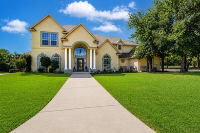 Welcome home to 100 Manders Court in beautiful Runaway Bay, just - photo 2