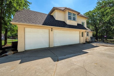 Welcome home to 100 Manders Court in beautiful Runaway Bay, just - photo 3