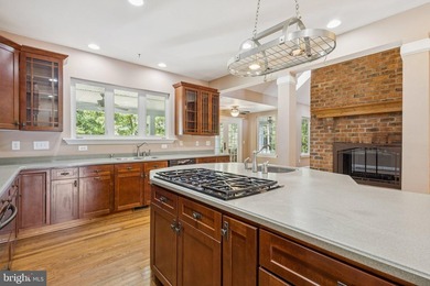 Welcome to a private estate that perfectly blends comfort - photo 5