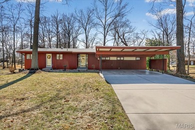 (private lake, pond, creek) Home For Sale in Columbia Illinois