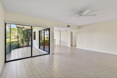 Beautifully maintained 1st floor condominium with extended water - photo 14