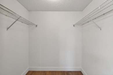 Beautifully maintained 1st floor condominium with extended water - photo 21