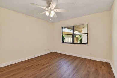 Beautifully maintained 1st floor condominium with extended water - photo 23