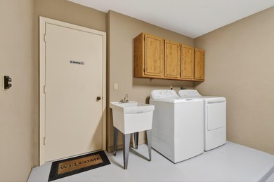 Beautifully maintained 1st floor condominium with extended water - photo 30