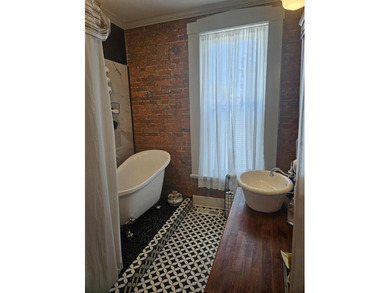 Classic architecture, modern updates, and an unbeatable location - photo 38